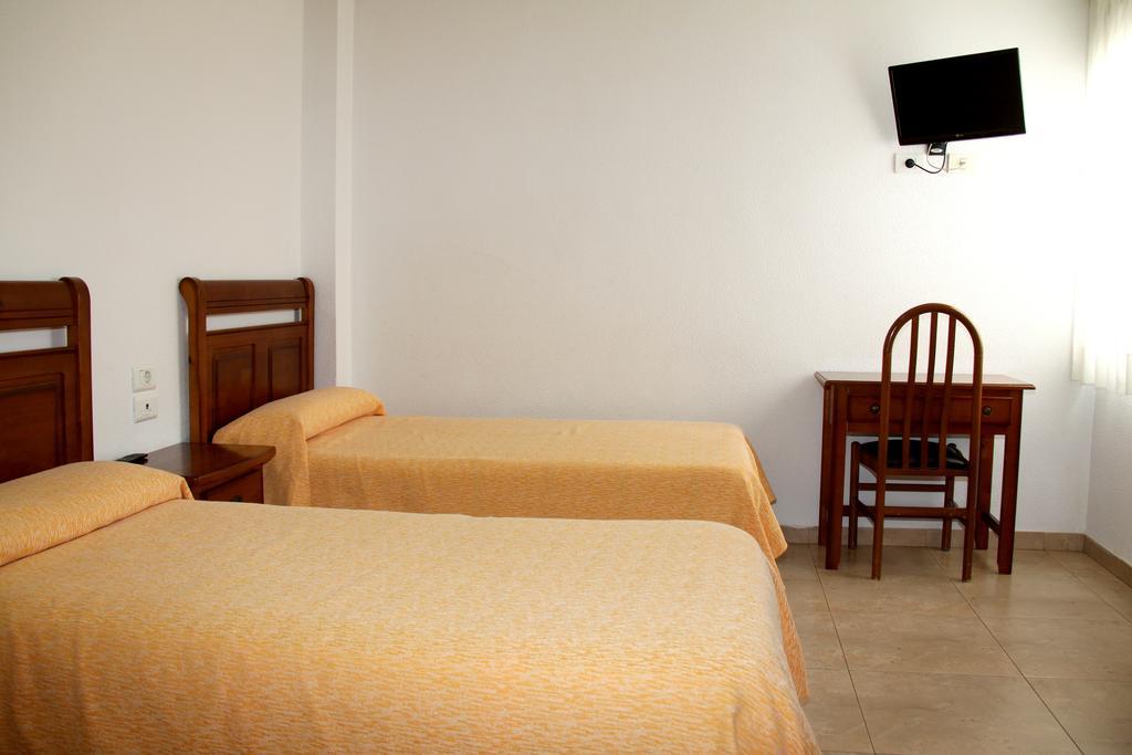 Hostal Restaurante La Masia Vila-real Buitenkant foto